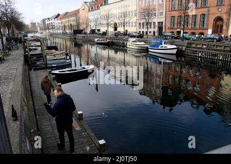 Copenhagen/Denmark/.19 .March 2022/uso volontario della famiglia domenica vacanza per pict up rifiuti a turisti e attrazioni locali il famoso canale christianshavn per mantenere il canale pulito a Copenhagen. (Foto..Francis Dean/Dean Pictures) Foto Stock