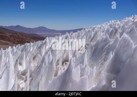 Penitenti di ghiaccio sul versante occidentale del vulcano Nevado Tres Cruces, Atacama, Cile Foto Stock