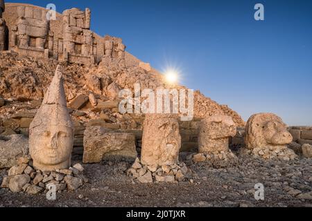 Statue antiche sul monte Nemrut all'alba, Turchia Foto Stock