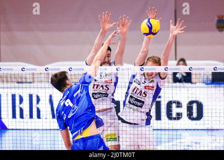 Palasport, Latina, Italia, 20 marzo 2022, Attacco, Tommaso Rinaldi (Top Volley Cisterna) durante Top Volley Cisterna vs ITAS Trentino - Pallavolo Serie Italiana A Men Superleague Championship Foto Stock