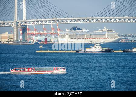 Yokohama Bay Bridge e il lussuoso liner Foto Stock