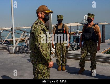 220126-N-YL048-1034 MANAMA, BAHRAIN. (Gen. 26, 2022) CMdR. Ernesto Rivera, dirigente della Naval Support Activity (NSA) Bahrain, effettua un'ispezione settimanale per testare le conoscenze e le capacità dei membri dell'equipaggio dell'unità di pattuglia dell'Harbour (HPU). L'HPU fornisce una protezione costante della forza antiterrorismo per garantire la sicurezza e la sicurezza delle navi in entrata e in uscita nell'ambito delle operazioni di sicurezza marittima. NSA Bahrain consente le operazioni in avanti e la reattività delle forze USA e alleate a sostegno della Marina Region Europe, Africa, la missione di Central di fornire servizi alla flotta, warfi Foto Stock