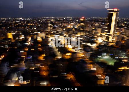 Fotografia aerea con droni del paesaggio urbano di Nicosia a Cipro al tramonto. Foto Stock