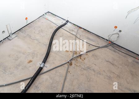 Lavori in cantiere - tubi in plastica per impianti elettrici Foto Stock