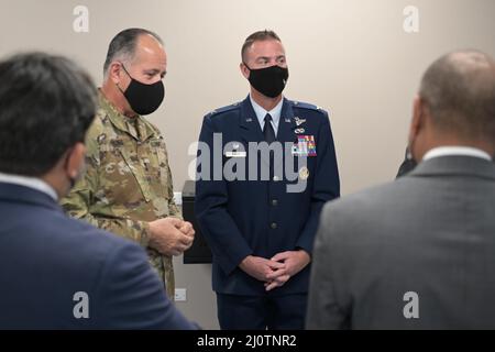 Jose Reyes, generale dell'esercito degli Stati Uniti, Guardia Nazionale di Porto Rico e il Colonnello dell'Aeronautica militare degli Stati Uniti Pete Boone, il comandante dell'ala 156th, Guardia Nazionale aerea di Porto Rico, parla con i funzionari del governo locale prima della partenza del re Felipe VI alla base della Guardia Nazionale aerea di Muñiz, Guardia Nazionale aerea di Porto Rico, 26 gennaio 2022. Il re di Spagna visitò Porto Rico per commemorare la quinta fondazione centenaria della capitale San Juan, Porto Rico. (STATI UNITI Foto della Guardia Nazionale dell'aria di 1st Lt. Brandon Patterson) Foto Stock