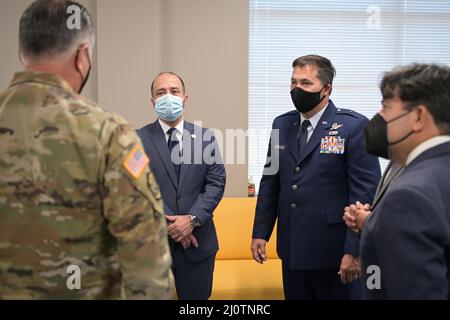 Da sinistra: Il generale dell'esercito degli Stati Uniti Jose Reyes, generale aggiunto, Guardia Nazionale di Porto Rico; Omar Marrero, segretario di stato di Porto Rico; L'aviazione militare degli Stati Uniti Travis Acheson, assistente generale - Air, Guardia Nazionale di Porto Rico, e altri funzionari del governo locale parlano prima della partenza del re Felipe VI alla base della Guardia Nazionale aerea di Muñiz, Guardia Nazionale aerea di Porto Rico, 26 gennaio 2022. Il re di Spagna visitò Porto Rico per commemorare la quinta fondazione centenaria della capitale San Juan, Porto Rico. (STATI UNITI Foto della Guardia Nazionale dell'aria di 1st Lt. Brandon Patterson) Foto Stock