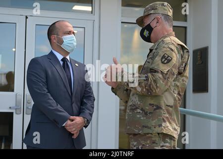 Omar Marrero, il segretario di stato di Porto Rico e il generale dell'esercito degli Stati Uniti. Gen. Jose Reyes, generale aggiunto, Guardia Nazionale di Porto Rico, parla prima della partenza del re Felipe VI alla base della Guardia Nazionale aerea di Muñiz, Guardia Nazionale aerea di Porto Rico, 26 gennaio 2022. Il re di Spagna visitò Porto Rico per commemorare la quinta fondazione centenaria della capitale San Juan, Porto Rico. (STATI UNITI Foto della Guardia Nazionale dell'aria di 1st Lt. Brandon Patterson) Foto Stock