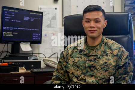 U.S. Marine Corps Sgt. Matthew Ngyuen, analista di meteorologia ed oceanografia (METOC) con Marine Corps Air Facilities Quantico, si pone per un ritratto alla sua scrivania alla base del corpo Marino Quantico, Virginia, 26 gennaio 2022. METOC fornisce supporto meteorologico agli equipaggi, ai piloti, alle unità di addestramento e al comandante di base, fornendo previsioni e condizioni meteo aggiornate e accurate, promuovendo operazioni sicure in tutta la base. (FOTO DEL corpo Marino DEGLI STATI UNITI di Lance CPL. Kayla Lamar) Foto Stock