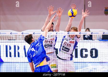 Latina, Italia. 20th Mar 2022. Attack, Tommaso Rinaldi (Top Volley Cisterna) durante Top Volley Cisterna vs ITAS Trentino, Volley Serie Italiana A Men Superleague Championship in Latina, Italy, March 20 2022 Credit: Independent Photo Agency/Alamy Live News Foto Stock