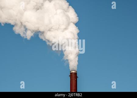 Fumo denso e pesante che esce da un camino arrugginito Foto Stock