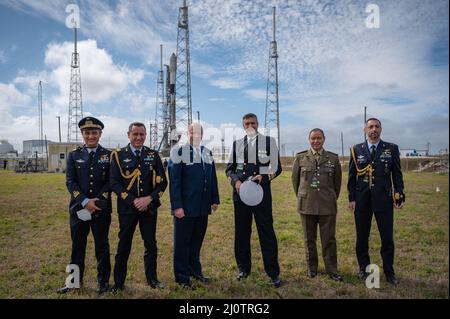 Forza spaziale degli Stati Uniti Briga. Stephen Purdy, terzo da sinistra, comandante Space Launch Delta 45, pone per una foto di gruppo con i membri dell'esercito italiano al Launch Complex 40 alla Stazione spaziale di Cape Canaveral, Fl., 27 gennaio 2022. Gli Stati Uniti e l'Italia condividono un lungo patrimonio di cooperazione per la sicurezza spaziale. I leader dell'Aeronautica militare, della Marina militare e dell'Esercito Italiani hanno visitato il CCSFS per il lancio del satellite di osservazione della Terra COSMO-SkyMed di seconda generazione (CSG-2) a bordo del razzo American-Made e lanciato il razzo SpaceX Falcon 9. (STATI UNITI Foto forza spaziale di Senior Airman Thomas Sjoberg) Foto Stock