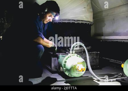 220127-N-GF955-1006 COLON, Panama - (Gen. 27, 2022) -- capo tecnico del sistema di turbine a gas (elettrico) David Cabanrivera, assegnato alla nave da combattimento litoranea libera-variante USS Billings (LCS 15), ispeziona la porta di blow-in per il motore di turbina a gas di porto, 27 gennaio 2022. Billings è dispiegato nell'area delle operazioni della flotta USA 4th per sostenere la missione della Joint Interagency Task Force South, che include missioni di lotta contro il traffico illecito di droga nei Caraibi e nell'Est del Pacifico. (STATI UNITI Foto Navy di Mass Communication Specialist 3rd Classe Aaron Lau/rilasciato) Foto Stock