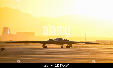 A Whiteman Air Force base 393rd Expeditionary Bomb Squadron B-2 Spirit stealth bombardiere taxi attraverso la pista durante Red Flag-Nellis 22-1 il 26 gennaio 2022, alla base dell'aeronautica di Nellis, Nevada. Red Flag-Nellis 22-1 offre un addestramento realistico per combattere che salva la vita aumentando l'efficacia dei combattimenti. (STATI UNITI Foto Air Force di Senior Airman Michael A. Richmond) Foto Stock