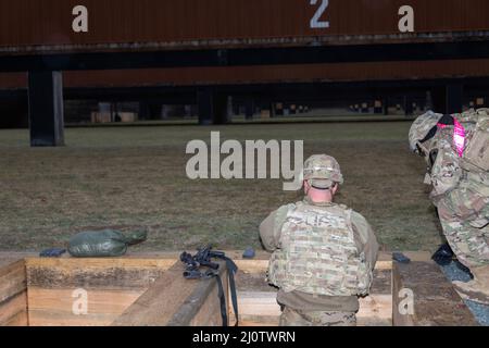 Soldati USA con 615th Aviation Support Battaglione (ASB) condurre la Tabella 6 M4 qualifica presso Oberdachstetten Training Area, Ansbach, Germania, 27 gennaio 2022. (US Army foto di Eugen Warkentin) Foto Stock