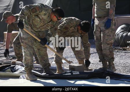 Gli aerei statunitensi assegnati alla Task Force Holloman aiutano a smantellare la Life Support Area sulla base dell'Aeronautica militare di Holloman, New Mexico, 27 gennaio 2022. Il Dipartimento della Difesa, attraverso il comando del Nord degli Stati Uniti, e a sostegno del Dipartimento della sicurezza interna, sta fornendo trasporto, alloggio temporaneo, screening medico, e supporto generale per almeno 50.000 sfollati afghani in strutture adeguate, in strutture permanenti o temporanee, il più rapidamente possibile. Questa iniziativa fornisce al personale afghano un sostegno essenziale in luoghi sicuri al di fuori dell'Afghanistan. (STATI UNITI Esercito foto di PFC. Elsi Delgado) Foto Stock