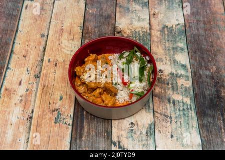 Curry rosso molto popolare in cucina tailandese con latte di cocco riscaldato con pasta di curry rosso e salsa di pesce. Il contenuto di carne diverso è solitamente aggiunto al Foto Stock