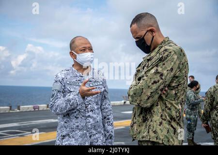 MARE DI SULU (Gen. 28, 2022) Capo della Marina filippina Rigoberto Banta, Vice Comandante del comando Occidentale, a sinistra, Karrey Sanders, commodore of Amphibious Squadron (PHIBRON) One, si è intrattenuto in conversazione durante un distinto evento di visita a bordo di una nave d'assalto anfibio di classe Wasp USS Essex (LHD 2) a sostegno di Marine Exercise Philippines (MAREX 22 PH), 28 gennaio 2022. MAREX 22 PH dimostra l'impegno degli Stati Uniti nei confronti della regione e dei nostri alleati di lunga data. Cerchiamo di costruire relazioni durature e reciprocamente vantaggiose e investiamo nella formazione per garantire un libero e aperto Indo-Pacific. Foto Stock