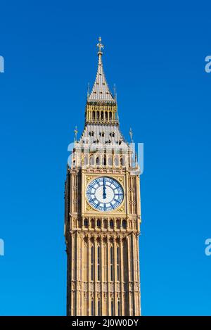 Recentemente scoperto restaurato Elizabeth Tower, Big ben, del Palazzo di Westminster, Londra. Colori brillanti. Dettagli ornati di guglia in giorno di sole Foto Stock