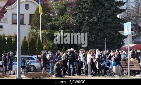 Cracovia,Polonia Marzo 14,2022,rifugiati ucraini donne e bambini sono in linea per ricevere documenti e iscrizioni al Consolato Generale dell'Ucraina Foto Stock