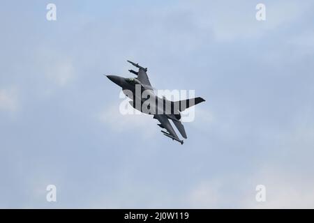 Zagabria, Croazia. 16th Mar 2022. Un pilota dell'aeronautica statunitense F-16C Fighting Falcon assegnato allo Squadrone dei combattenti 555th dall'ala dei combattenti 31st, Aviano Air base, Italia, pratica manovre di volo di base all'arrivo alla base aerea croata 91st a Pleso, 16 marzo 2022. Il 31st FW eseguirà operazioni di routine Agile Combat Employment con gli Alleati croati, sostenendo nel contempo la difesa collettiva della NATO nell'Europa sudorientale. Credit: U.S. Air Force/ZUMA Press Wire Service/ZUMAPRESS.com/Alamy Live News Foto Stock