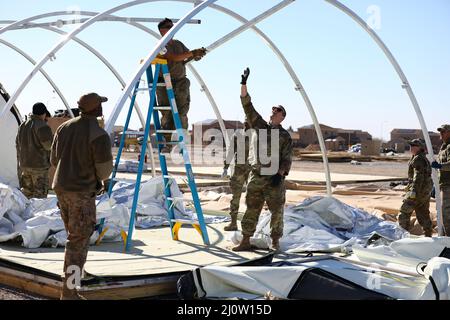 Gli aerei statunitensi assegnati alla Task Force Holloman aiutano a disassemblare le tende presso la Life Support Area sulla base dell'aeronautica militare di Holloman, New Mexico, 27 gennaio 2022. Il Dipartimento della Difesa, attraverso il comando del Nord degli Stati Uniti, e a sostegno del Dipartimento della sicurezza interna, sta fornendo trasporto, alloggio temporaneo, screening medico, e supporto generale per almeno 50.000 sfollati afghani in strutture adeguate, in strutture permanenti o temporanee, il più rapidamente possibile. Questa iniziativa fornisce al personale afghano un sostegno essenziale in luoghi sicuri al di fuori dell'Afghanistan. (STATI UNITI Esercito foto di PFC. Elsi Foto Stock