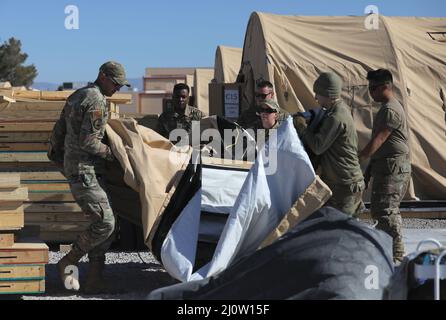 Gli aerei statunitensi assegnati alla Task Force Holloman aiutano a abbattere l'area di supporto alla vita sulla base dell'aeronautica militare di Holloman, New Mexico, 27 gennaio 2022. Il Dipartimento della Difesa, attraverso il comando del Nord degli Stati Uniti, e a sostegno del Dipartimento della sicurezza interna, sta fornendo trasporto, alloggio temporaneo, screening medico, e supporto generale per almeno 50.000 sfollati afghani in strutture adeguate, in strutture permanenti o temporanee, il più rapidamente possibile. Questa iniziativa fornisce al personale afghano un sostegno essenziale in luoghi sicuri al di fuori dell'Afghanistan. (STATI UNITI Esercito foto di PFC. Elsi Delgado) Foto Stock