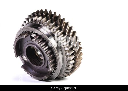 I due nuovi ingranaggi in metallo lucido della scatola interruttori sono frontinati da un isolato su sfondo bianco. Il concetto di nuovi pezzi di ricambio per Foto Stock