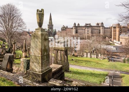 La zona di sepoltura della Necropoli vittoriana di Glasgow. Monumenti qui disegnati dai maggiori architetti e scultori del Time.Created per i ricchi prominenti. Foto Stock