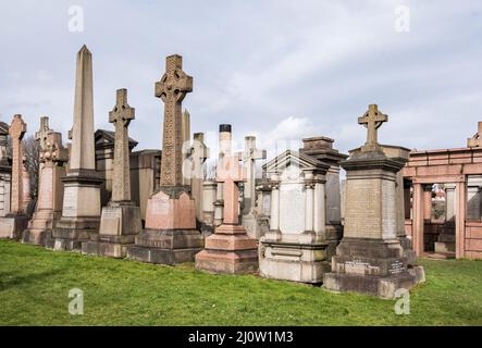 La zona di sepoltura della Necropoli vittoriana di Glasgow. Monumenti qui disegnati dai maggiori architetti e scultori del Time.Created per i ricchi prominenti. Foto Stock