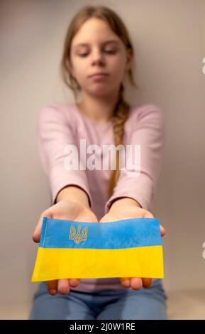 Ritratto di una ragazza di 13 anni con bandiera Ucraina blu e gialla. Il bambino detiene la bandiera Ucraina. Il patriottismo ama la Patria. Foto Stock