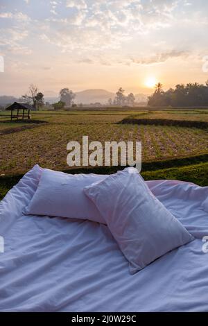 Nan Thailandia, cuscino letto esterno con uno sguardo ai campi di riso in Nan Thailandia Foto Stock