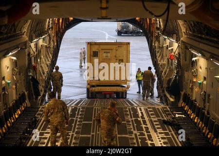 fort stewart, Georgia, Stati Uniti. 11th Mar 2022. Air Force Crewman guida a Medium Tactical vehicle from Bravo Company, 87th Division Senugment Support Battaglione, 3rd Division Senugment Brigade, 3rd INF. Div., su un C-17 Globemaster all'Hunter Army Airfield, Savannah, Georgia, 11 marzo 2022. I soldati con sede a Fort Stewart andranno in Europa per rassicurare gli alleati della NATO, scoraggiare l'aggressione russa ed essere pronti a sostenere una serie di altri requisiti nella regione. Credit: U.S. Army/ZUMA Press Wire Service/ZUMAPRESS.com/Alamy Live News Foto Stock