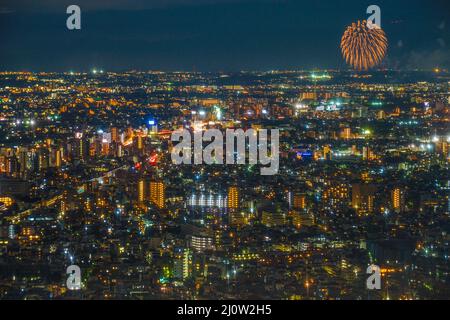 Fuochi d'artificio Chofu visibili dall'osservatorio dell'edificio governativo metropolitano di Tokyo Foto Stock