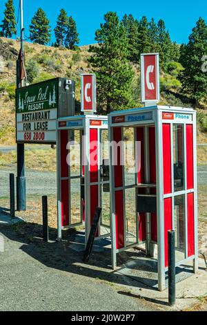 Due cabine telefoniche rosse presso lo Squaw Rock Resort a Cliffdell, Washington, USA Foto Stock