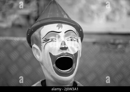Un dipinto di clown figurine con bocca aperta pronta per il bambino a mettere in una bolla e guadagnare punti in un paese mostrano Foto Stock