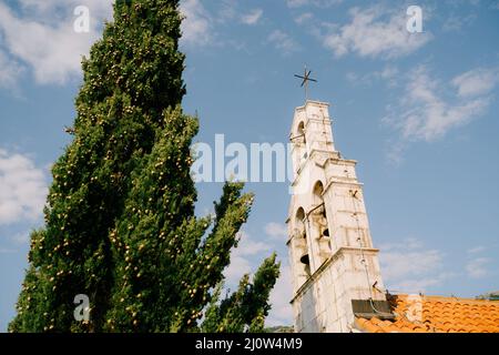 Vecchio campanile in pietra con campane contro il cielo Foto Stock
