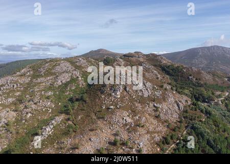 Vila Nova de Cerveira natura montagna paesaggio drone vista aerea con Cervo punto di vista statua, in Portogallo Foto Stock