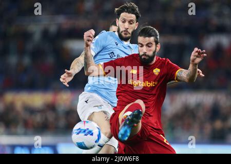 Luis Alberto del Lazio (L) combatte per la palla con Sergio Oliveira di Roma (R) durante il campionato italiano Serie Una partita di calcio tra ROMA e SS Lazio il 20 marzo 2022 allo Stadio Olimpico di Roma, Italia - Foto: Federico Proietti/DPPI/LiveMedia Foto Stock