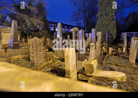 Cimitero ebraico di notte, sullo sfondo edifici residenziali, Goettingen, Germania, Europa Foto Stock
