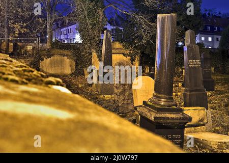 Cimitero ebraico di notte, sullo sfondo edifici residenziali, Goettingen, Germania, Europa Foto Stock