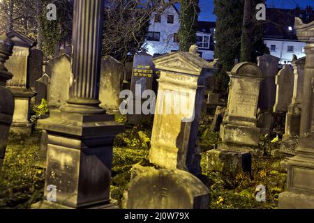 Cimitero ebraico di notte, sullo sfondo edifici residenziali, Goettingen, Germania, Europa Foto Stock