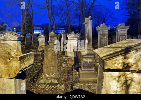 Cimitero ebraico di notte, sullo sfondo edifici residenziali, Goettingen, Germania, Europa Foto Stock