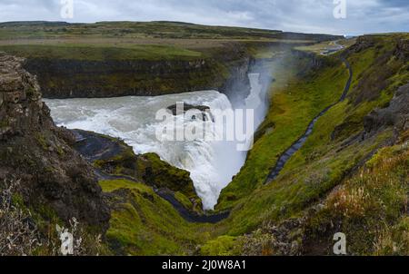 Pittoresco pieno di acqua grande cascata Gullfoss vista autunno, sud-ovest Islanda. Foto Stock