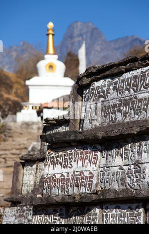 Preghiera buddista Mani muro e stupa, modo per Everest campo base, modo da Lukla a Namche Bazar, Nepal Foto Stock