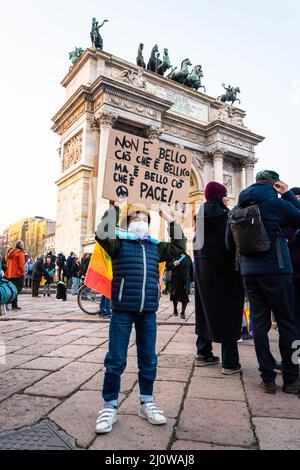 Milano, Italia - 03 19 2022: Protesta contro l'invasione dell'Ucraina all'Arco della Pace Foto Stock