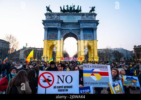 Milano, Italia - 03 19 2022: Protesta contro l'invasione dell'Ucraina all'Arco della Pace Foto Stock