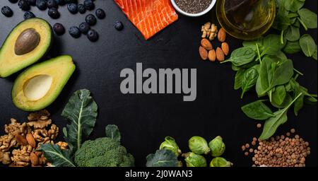 Fondo alimentare sano con buone fonti di grassi, ingredienti ricchi di acidi grassi Foto Stock