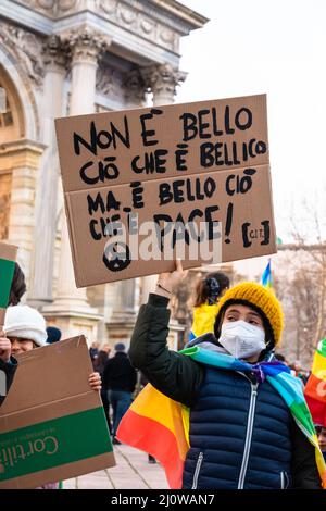Milano, Italia - 03 19 2022: Protesta contro l'invasione dell'Ucraina all'Arco della Pace Foto Stock