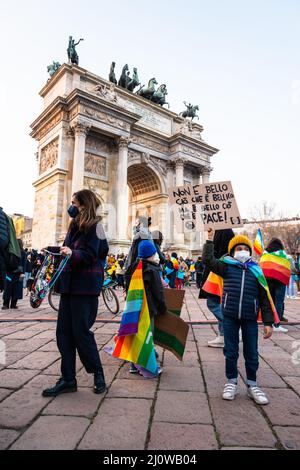 Milano, Italia - 03 19 2022: Protesta contro l'invasione dell'Ucraina all'Arco della Pace Foto Stock