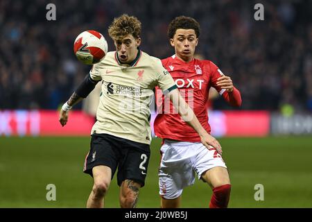 Brennan Johnson #20 di Nottingham Forest e Kostas Tsimikas #21 di Liverpool battaglie per la palla in , il 3/20/2022. (Foto di Craig Thomas/News Images/Sipa USA) Foto Stock